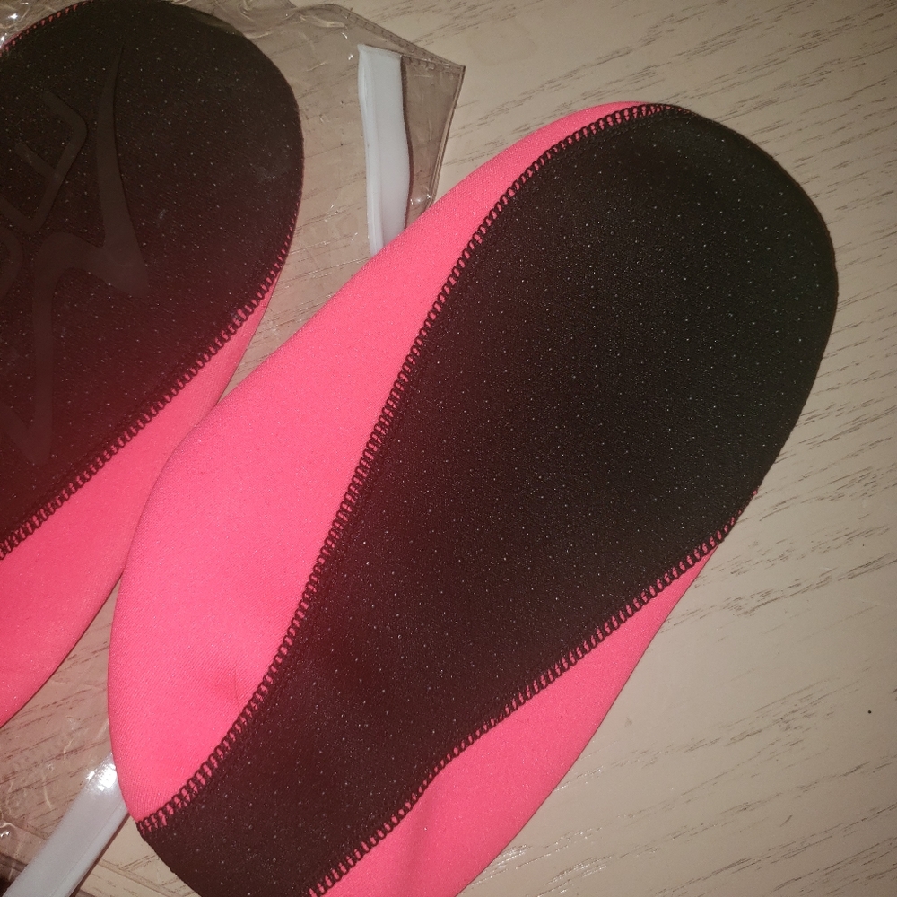 5 For $25✨️New womens size large hot pink & black water socks